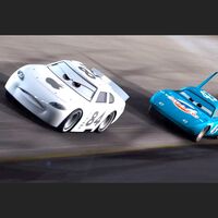 El coche de Apple que compite con Rayo McQueen en ‘Cars’ y casi nadie ha visto: blanco, con el número 84 y un homenaje al primer Macintosh 