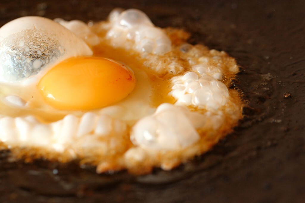 Deja de freír los huevos con aceite de oliva o mantequilla: este sencillo ingrediente los hace más sabrosos, según los expertos en cocina