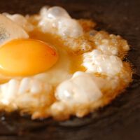 Deja de freír los huevos con aceite de oliva o mantequilla: este sencillo ingrediente los hace más sabrosos, según los expertos en cocina