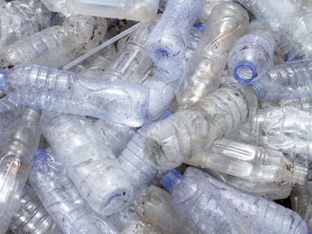 Una nueva enzima podría permitir el reciclaje infinito del plástico PET común utilizado en botellas de agua y ropa