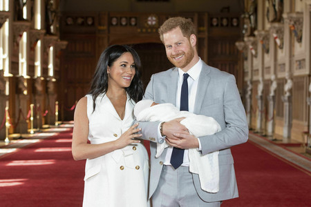 Meghan Markle y el príncipe Harry presentan a su bebé, y ella luce orgullosa su barriga postparto