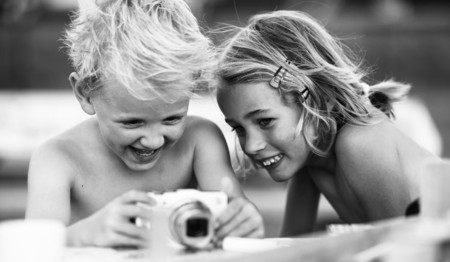 Martijn van Oers fotografía la bella amistd de su hijo de 5 años con su mejor amiga antes de separarse para siempre