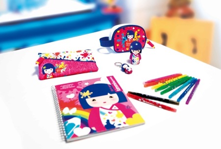 La marca de muñecas infantiles Kimmi Junior presenta su nueva gama de accesorios para la vuelta al colegio