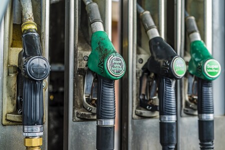 El auge de los coches eléctricos amenaza la demanda de gasolina: según la Agencia Internacional de Energía roza su punto máximo