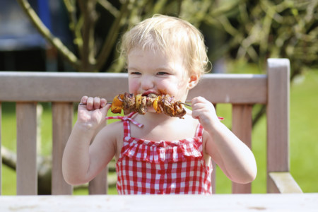 Barbacoa o comida a la brasa, ¿es adecuada para los niños?