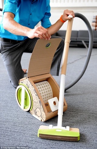 Un aspirador fabricado con piezas de cartón recicladas