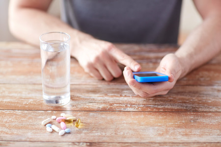 Apps para curar el cáncer, la alergia o el insomnio: el timo de los curanderos también en el móvil