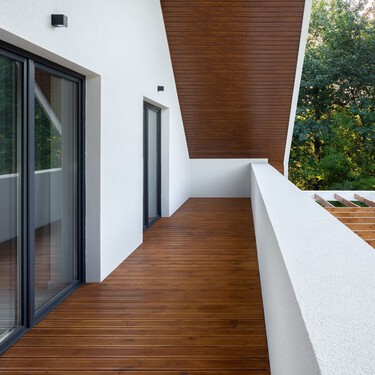 Maisons du Monde lanza un conjunto elegante y compacto, ideal para terrazas y patios estrechos 