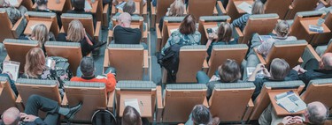 Ser médico en Cuba y conducir Uber en España: miles de inmigrantes no pueden trabajar de su especialidad. Proponen un gran cambio 