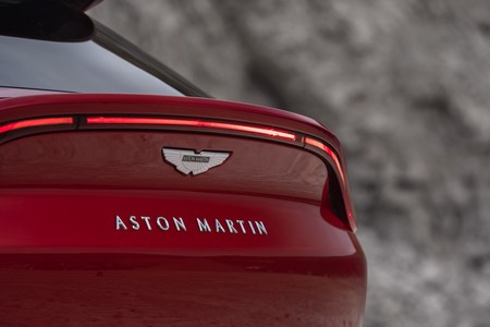Aston Martin Dbx 9