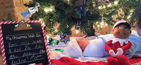 Unos padres sorprenden a sus tres hijas con un regalo muy especial debajo del árbol de Navidad: un bebé adoptado