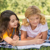 Cinco divertidas actividades para potenciar la creatividad literaria de tus hijos durante las vacaciones de verano