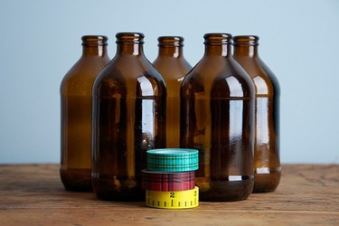 Jarrones improvisados con unas tiras de washi tape y viejas botellas