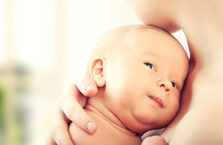 Las españolas, entre las que más retrasan la maternidad de la UE: el primer hijo a los 30,6 años