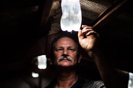 Foto De Alfredo Moser Com Sua Invencao De Lampada De Garrafa Pet