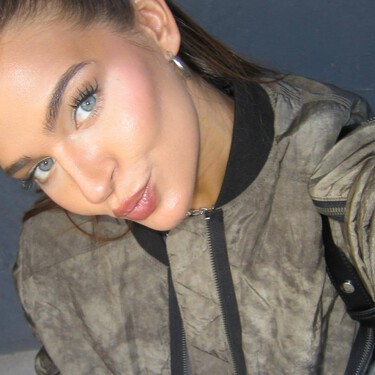 Massimo Dutti agotará la chaqueta tipo bomber perfecta para entretiempo: color gris, tipo sobrecamisa y ahora rebajada