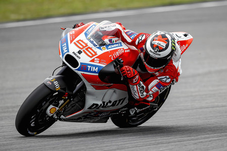 Lorenzo y Ducati mejoran el segundo día en Sepang, "estamos mucho más cerca de los de delante"