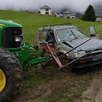 Hoy, en nuevos usos de los tractores John Deere: ensartar al flipado que entra en tu finca a derrapar con su coche y echarlo