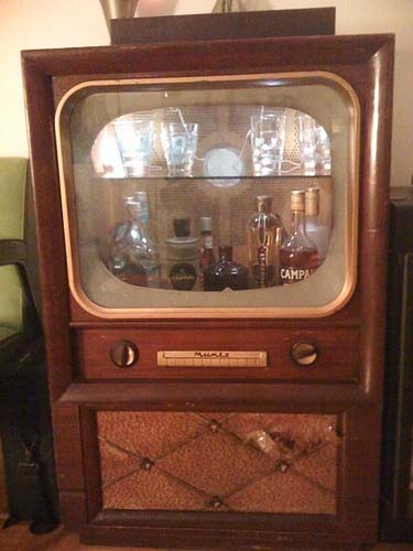Un bar dentro de un viejo televisor Un bar dentro de un viejo televisor