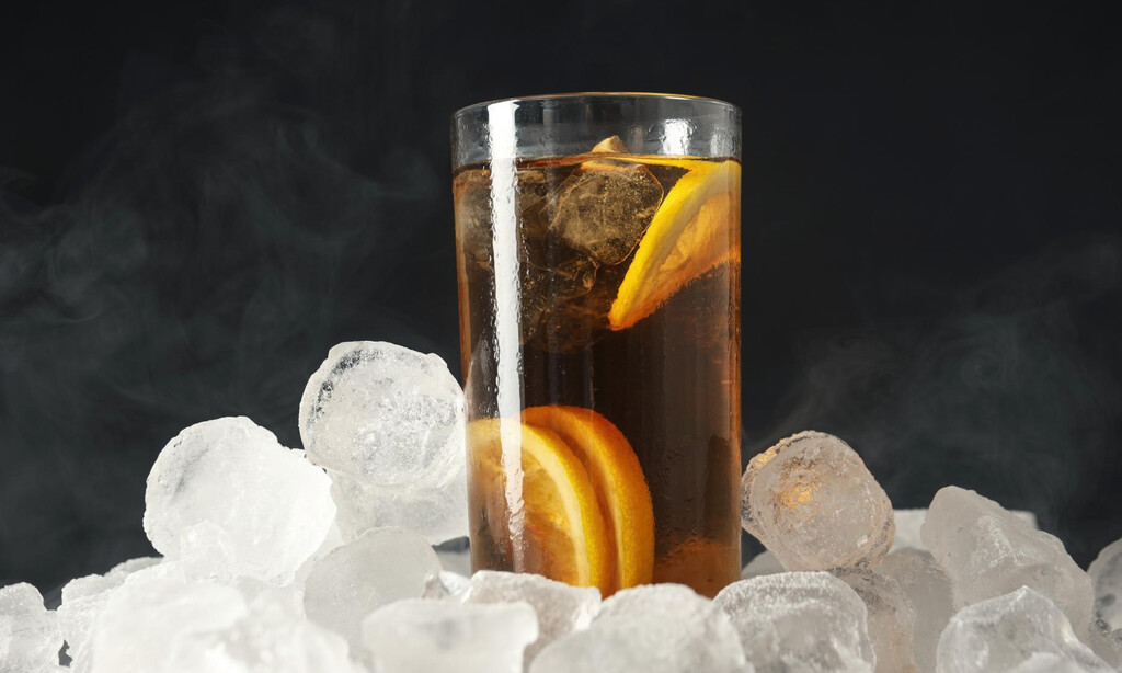 Gracias a esta máquina tendrás siempre hielo en casa para disfrutar de bebidas refrescantes en verano 