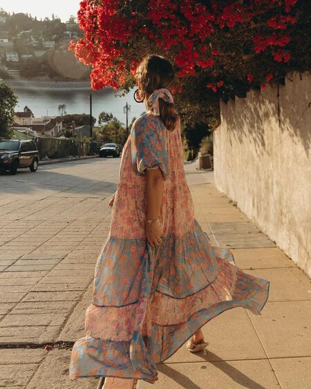 Tres vestidos estampados rebajados que quedan genial con sandalias, palabra de las estilistas de Cortefiel