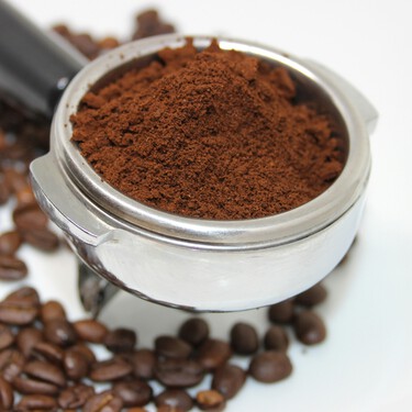 Los fontaneros se ponen de acuerdo: “Tirar café por el desagüe del fregadero puede provocar más problemas de los que soluciona”