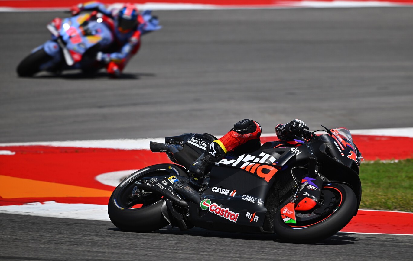Maverick Viñales entra en la historia con una remontada de época y Marc Márquez se cae cuando volvía a ser líder