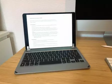 Brydge は、iPad Pro の公式キーボードよりも完全で機能的なキーボードを求める人向けに設計されています。