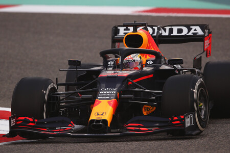 Max Verstappen pone en apuros a Mercedes y Carlos Sainz da esperanzas a Ferrari en el último día de test