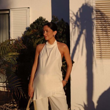 Vuelven las blusas largas de los 2000 y este verano se llevan con slim jeans 