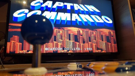 Revive la experiencia de las recreativas de los noventa en tu televisor con esta Capcom Home Arcade a su precio mínimo hoy en Amazon