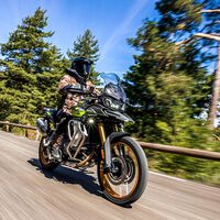 Adiós a la ITV, menos impuestos y aparcamientos especiales: Portugal tiene un plan para cambiar los desplazamientos en coche por motos 