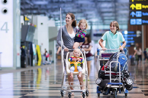 ¡Nos vamos de vacaciones! Consejos para viajar con bebés en el coche, el tren y el avión