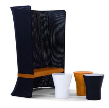 Un sofá, y un separador de espacios