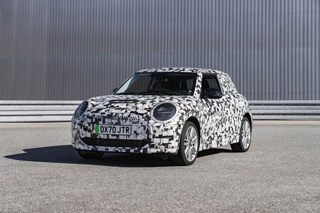 El MINI Cooper muestra tímidamente su renovación: esto sabemos de su nueva generación