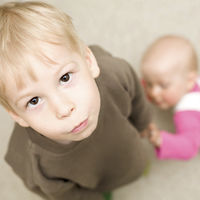 Los niños que tienen un hermano mayor tardan más en empezar a hablar, según un estudio