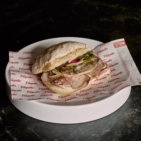 El mejor bocadillo de cordero se hace en un restaurante de Mérida con mermelada de pimientos, bacon, jalapeños y queso