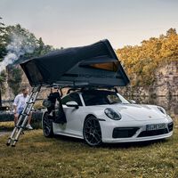 Un Porsche 911 camper era una idea muy cool pero con un problema: no existía. Porsche lo ha solucionado con una tienda de techo