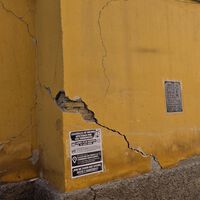 "Estadio reparado, barrio arruinado": tras un mes y 1.700 terremotos, más de 200 personas siguen fuera de su hogar en Granada 