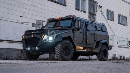 Esta bestia V8 blindada y resistente a granadas de mano es la versión civil del coche de los SWAT