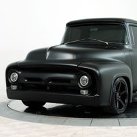 Esta negra y apacible Ford-100 de 1956 esconde el V8 de 533 CV  del Shelby GT350 y está a la venta