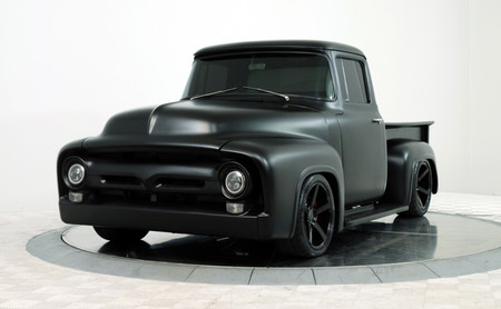 Esta negra y apacible Ford-100 de 1956 esconde el V8 de 533 CV del Shelby GT350 y está a la venta