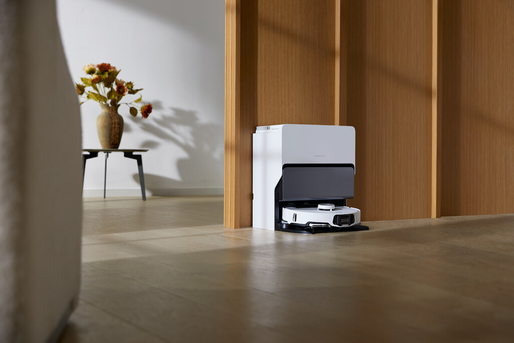 Roborock S8 MaxV Ultra: el aspirador más completo del mercado llega con un brazo robótico y potencia récord