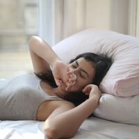 Dormir con ventilador toda la noche no es peligroso, pero sí tiene efectos que pocos consideran