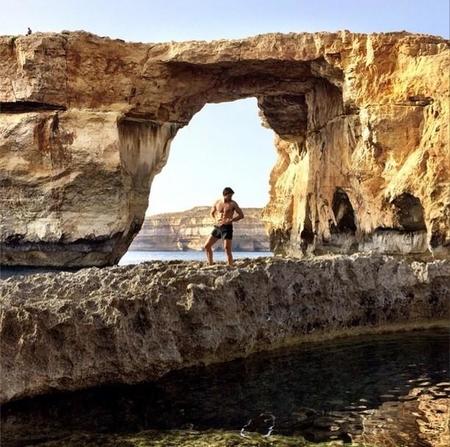 Andrés Velencoso u otras maneras de integrarse a la perfección en un bonito paisaje