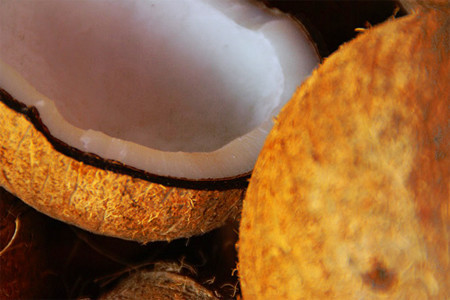 El aceite de coco podría ser un aliado en el mantenimiento del peso corporal