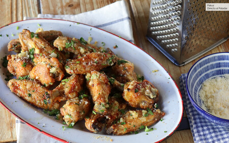 La mejor receta de alitas de pollo al horno, con ajo y queso parmesano
