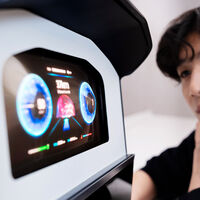 Samsung muestra una pantalla de coche que parece pensada para mirar más allá del parabrisas: también encajaría en casa