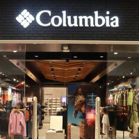 Columbia tiene rebajada a mitad de precio la chaqueta que nos va a salvar de las tormentas de verano y ocupa poco espacio