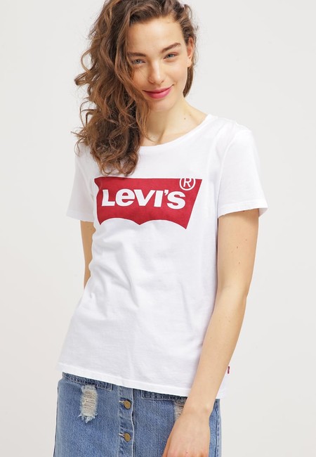 La famosa camiseta de Levi's rebajada en Zalando un 30%, ahora por 17,45 euros y los gastos de envío gratuitos
